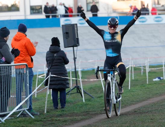28.12.2025 Radsport Darmstädter Crossrennen an der Radrennbahn hier Rennen Junioren U19 und Elite Männer hier Sieger Jubel Freude Emotion Startnummer 20 Cyclocross Weltmeister Sascha Starker SSG Bensheim im Ziel Darmstadt Hessen Deutschland