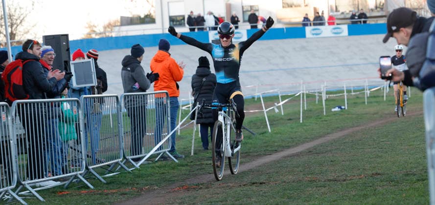 28.12.2025 Radsport Darmstädter Crossrennen an der Radrennbahn hier Rennen Junioren U19 und Elite Männer hier Sieger Jubel Freude Emotion Startnummer 20 Cyclocross Weltmeister Sascha Starker SSG Bensheim im Ziel Darmstadt Hessen Deutschland