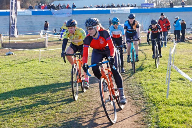 28.12.2025 Radsport Darmstädter Cyclo-Cross-Rennen an der Radrennbahn zur Vorbereitung auf die DM Deutschen Meisterschaften in Bensheim (10. 11.1.202&) hier Masters Frauen links Siegerin Startnummer 201 Julia Nikolopoulos VC Frankfurt rechts Startnummer 203 Zuni Denise Gros RSV Unterweissach Darmstadt Hessen Deutschland