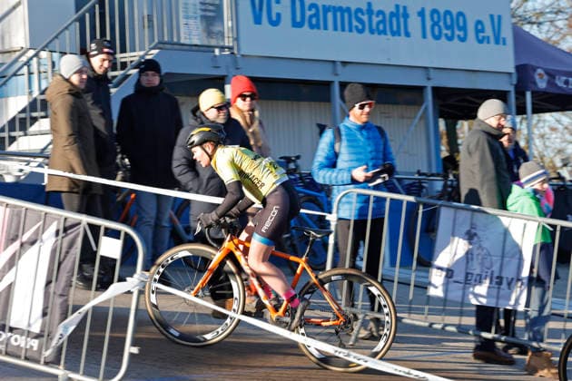 28.12.2025 Radsport Darmstädter Cyclo-Cross-Rennen an der Radrennbahn zur Vorbereitung auf die DM Deutschen Meisterschaften in Bensheim (10. 11.1.202&) hier Masters Frauen Siegerin Startnummer 201 Julia Nikolopoulos VC Frankfurt Darmstadt Hessen Deutschland