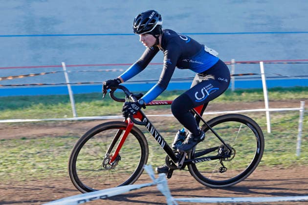 28.12.2025 Radsport Darmstädter Cyclo-Cross-Rennen an der Radrennbahn zur Vorbereitung auf die DM Deutschen Meisterschaften in Bensheim (10. 11.1.202&) hier Elite Frauen Startnummer 1 Estelle Petithory AC Bischwiller Darmstadt Hessen Deutschland