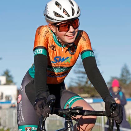 28.12.2025 Radsport Darmstädter Cyclo-Cross-Rennen an der Radrennbahn zur Vorbereitung auf die DM Deutschen Meisterschaften in Bensheim (10. 11.1.202&) hier glücklich als Siegerin im Ziel Jugend U17w Startnummer 319 Lotte Brewi RV Queidersbach Darmstadt Hessen Deutschland