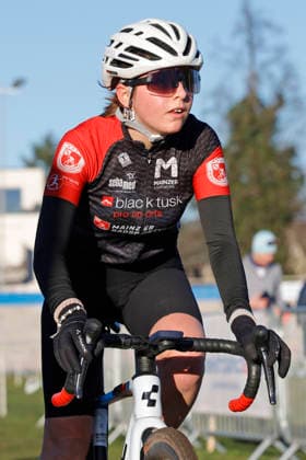 28.12.2025 Radsport Darmstädter Cyclo-Cross-Rennen an der Radrennbahn zur Vorbereitung auf die DM Deutschen Meisterschaften in Bensheim (10. 11.1.202&) hier Siegerin Juniorin U19w im Ziel Startnummer 157 Zoe Zwanzig Mainzer RSV Darmstadt Hessen Deutschland
