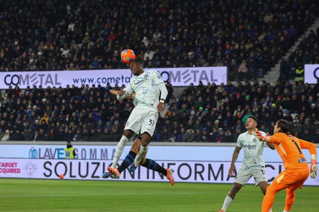 Atalanta BC vs FC Inter Italy, Bergamo, 2025 12 28: Yann Sommer, Luis Henrique, Yann Bisseck (FC Inter) head shot in back court in the first half during soccer game Atalanta BC vs FC Inter, Serie A EniLive 2025-2026 day 17 New Balance Arena Bergamo Lombardy Italy Copyright: xFabrizioxAndreaxBertanix