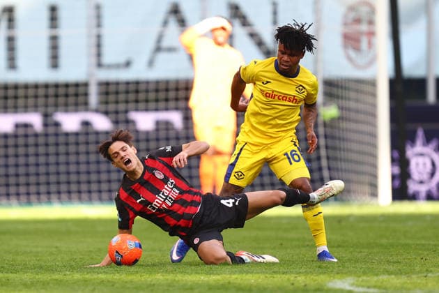 Samuele Ricci (Ac Milan) und Gift Emmanuel Orban (Hellas Verona Fc) battle for the ball, Serie A, AC Milan v Hellas Verona FC, Giuseppe Meazza, December 28, 2025, Milan, Italy.