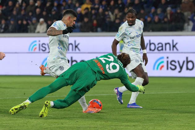 Atalanta BC vs FC Inter Italy, Bergamo, 2025 12 28: Marco Carnesecchi, Marcus Thuram, Luis Henrique (FC Inter) attacks the penalty area in the second half during soccer game Atalanta BC vs FC Inter, Serie A EniLive 2025-2026 day 17 New Balance Arena Bergamo Lombardy Italy Copyright: xFabrizioxAndreaxBertanix