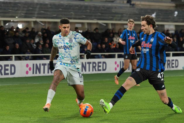 Atalanta BC vs FC Inter Italy, Bergamo, 2025 12 28: Lorenzo Bernasconi, Luis Henrique (FC Inter) dribbles in front court in the second half during soccer game Atalanta BC vs FC Inter, Serie A EniLive 2025-2026 day 17 New Balance Arena Bergamo Lombardy Italy Copyright: xFabrizioxAndreaxBertanix