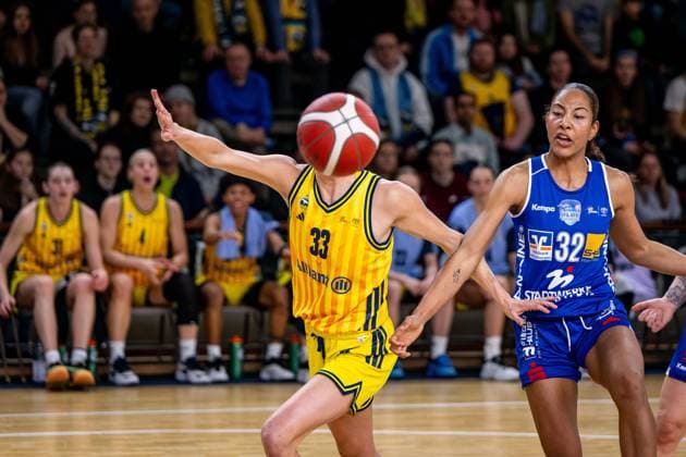 Basketball Berlin 28.12.2025 Saison 2025 2026 DBBL 1. Bundesliga Alba Berlin - BC Pharmaserv Marburg Emily Kiser (Alba, No.33) Lia Kentzler (Marburg, No.32)