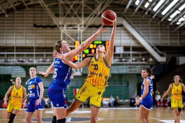 Basketball Berlin 28.12.2025 Saison 2025 2026 DBBL 1. Bundesliga Alba Berlin - BC Pharmaserv Marburg Emily Kiser (Alba, No.33) llyson Fertig (Marburg, No.45)