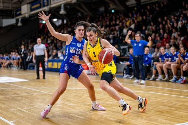 Basketball Berlin 28.12.2025 Saison 2025 2026 DBBL 1. Bundesliga Alba Berlin - BC Pharmaserv Marburg Theresa Simon (Alba, No.03) Sara Guerreiro (Marburg, No.13)