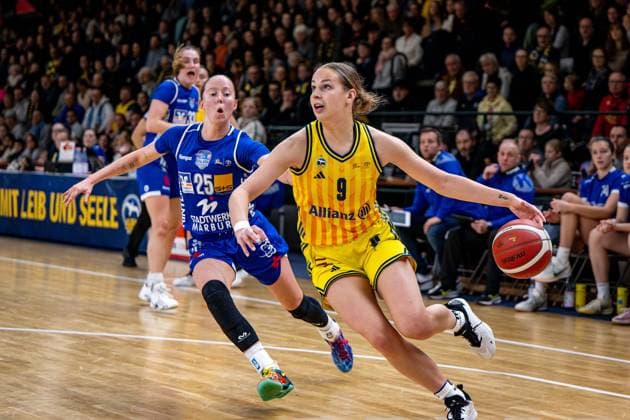 Basketball Berlin 28.12.2025 Saison 2025 2026 DBBL 1. Bundesliga Alba Berlin - BC Pharmaserv Marburg Jo Raflo (Alba, No.09) Caitlyn Jones (Marburg, No.25)