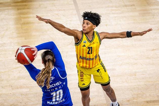 Basketball Berlin 28.12.2025 Saison 2025 2026 DBBL 1. Bundesliga Alba Berlin - BC Pharmaserv Marburg Deeshyra Thomas (Alba, No.21) Lucy Michel (Marburg, No.10)