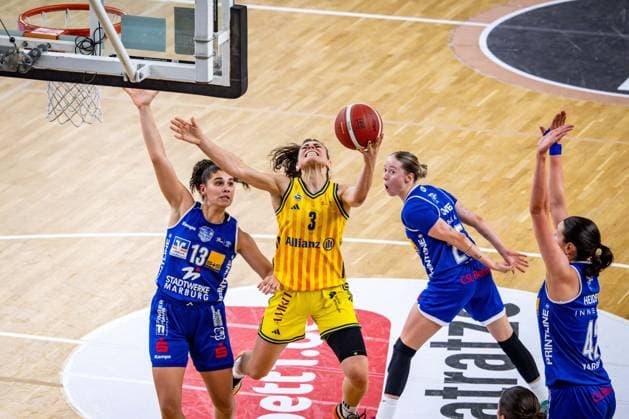 Basketball Berlin 28.12.2025 Saison 2025 2026 DBBL 1. Bundesliga Alba Berlin - BC Pharmaserv Marburg Theresa Simon (Alba, No.03) Sara Guerreiro (Marburg, No.13) Caitlyn Jones (Marburg, No.25) Mia Heide (Marburg, No.42)