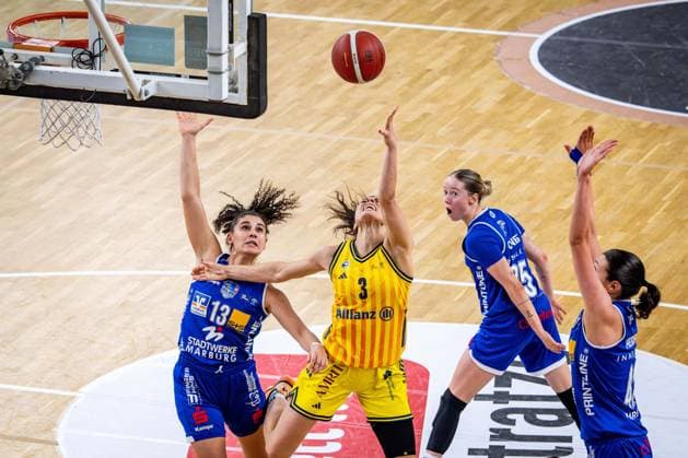 Basketball Berlin 28.12.2025 Saison 2025 2026 DBBL 1. Bundesliga Alba Berlin - BC Pharmaserv Marburg Theresa Simon (Alba, No.03) Sara Guerreiro (Marburg, No.13) Caitlyn Jones (Marburg, No.25) Mia Heide (Marburg, No.42)