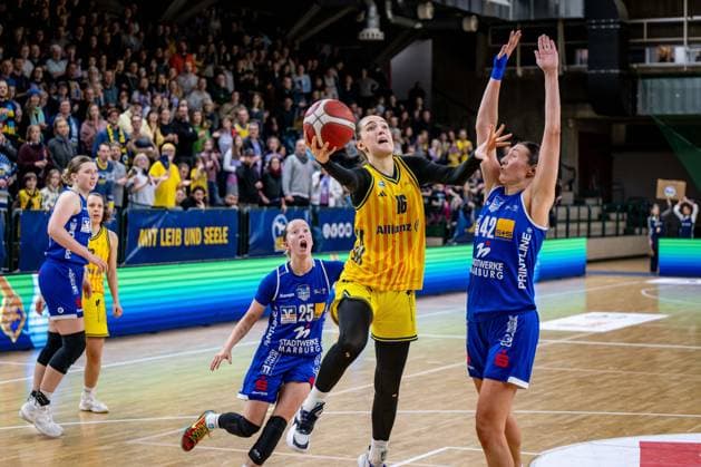 Basketball Berlin 28.12.2025 Saison 2025 2026 DBBL 1. Bundesliga Alba Berlin - BC Pharmaserv Marburg Lilli Schultze (Alba, No.16) Mia Heide (Marburg, No.42) Caitlyn Jones (Marburg, No.25)