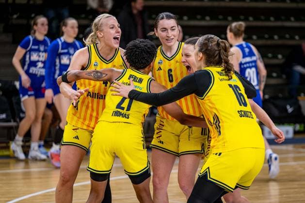 Basketball Berlin 28.12.2025 Saison 2025 2026 DBBL 1. Bundesliga Alba Berlin - BC Pharmaserv Marburg Jubel Alba nach dem Sieg Marie Bertholdt (Alba, No.04) Deeshyra Thomas (Alba, No.21) Tessa Stammberger (Alba, No.06) Lena Gohlisch (Alba, No.12) Lilli Schultze (Alba, No.16)