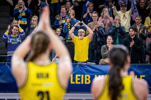 Basketball Berlin 28.12.2025 Saison 2025 2026 DBBL 1. Bundesliga Alba Berlin - BC Pharmaserv Marburg Jubel Alba nach dem Sieg Alba Fans Abby Muse (Alba, No.31) Tessa Stammberger (Alba, No.06)