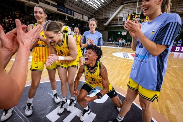 Basketball Berlin 28.12.2025 Saison 2025 2026 DBBL 1. Bundesliga Alba Berlin - BC Pharmaserv Marburg Jubel Alba nach dem Sieg Alba Fans Deeshyra Thomas (Alba, No.21) Jo Raflo (Alba, No.09) Greta Scholle (Alba, No.14) und andere