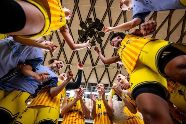 Basketball Berlin 28.12.2025 Saison 2025 2026 DBBL 1. Bundesliga Alba Berlin - BC Pharmaserv Marburg Jubel Alba nach dem Sieg Alba Fans Deeshyra Thomas (Alba, No.21) Jo Raflo (Alba, No.09) Greta Scholle (Alba, No.14) Lilli Schultze (Alba, No.16) Theresa Simon (Alba, No.03) und andere