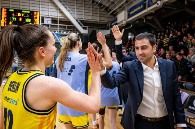 Basketball Berlin 28.12.2025 Saison 2025 2026 DBBL 1. Bundesliga Alba Berlin - BC Pharmaserv Marburg Jubel Alba nach dem Sieg Cristo Cabrera (Alba, Trainer) Lena Gohlisch (Alba, No.12)