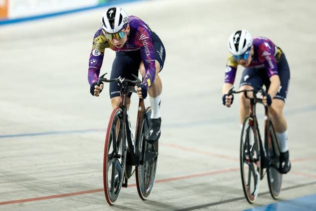 APELDOORN - Lorena Wiebes (l) takes the lead over Lisa van Belle in the elimination race on the final day of the Dutch Track cycling, Rad, Radsport, Bahnrad, Bahn Championships at Omnisport Apeldoorn. ANP VINCENT JANNINK xVIxANPxSportx xxANPxIVx 545946573 originalFilename: 545946573.jpg