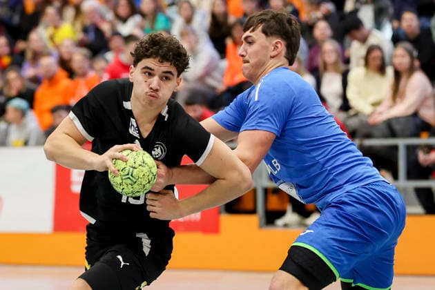 Leo Nowak (Germany) und Tjas Erculj (Slovenia) kaempfen um den Ball, Merzig Cup Halbfinale, Germany vs Slovenia, Thiels Park Sporthalle am 29. December 2025 in Merzig, Deutschland. (Foto von Marco Steinbrenner DeFodi Images) Leo Nowak (Germany) und Tjas Erculj (Slovenia) battle for the ball, Merzig Cup Halbfinale, Germany vs Slovenia, Thiels Park Sporthalle, December 29, 2025 in Merzig, Germany. (Photo by Marco Steinbrenner DeFodi Images) -