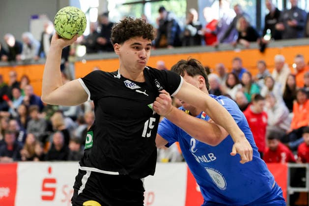 Leo Nowak (Germany) und Tjas Erculj (Slovenia) kaempfen um den Ball, Merzig Cup Halbfinale, Germany vs Slovenia, Thiels Park Sporthalle am 29. December 2025 in Merzig, Deutschland. (Foto von Marco Steinbrenner DeFodi Images) Leo Nowak (Germany) und Tjas Erculj (Slovenia) battle for the ball, Merzig Cup Halbfinale, Germany vs Slovenia, Thiels Park Sporthalle, December 29, 2025 in Merzig, Germany. (Photo by Marco Steinbrenner DeFodi Images) -
