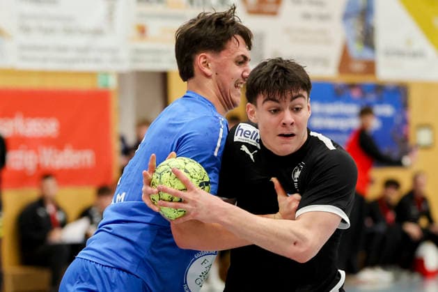 Tjas Erculj (Slovenia) und Tim Bennet Thielicke (Germany) kaempfen um den Ball, Merzig Cup Halbfinale, Germany vs Slovenia, Thiels Park Sporthalle am 29. December 2025 in Merzig, Deutschland. (Foto von Marco Steinbrenner DeFodi Images) Tjas Erculj (Slovenia) und Tim Bennet Thielicke (Germany) battle for the ball, Merzig Cup Halbfinale, Germany vs Slovenia, Thiels Park Sporthalle, December 29, 2025 in Merzig, Germany. (Photo by Marco Steinbrenner DeFodi Images) -