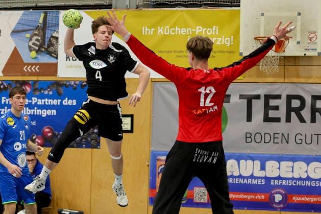 Finn Schultz (Germany) und Mai Miklavcic (Slovenia) kaempfen um den Ball, Merzig Cup Halbfinale, Germany vs Slovenia, Thiels Park Sporthalle am 29. December 2025 in Merzig, Deutschland. (Foto von Marco Steinbrenner DeFodi Images) Finn Schultz (Germany) und Mai Miklavcic (Slovenia) battle for the ball, Merzig Cup Halbfinale, Germany vs Slovenia, Thiels Park Sporthalle, December 29, 2025 in Merzig, Germany. (Photo by Marco Steinbrenner DeFodi Images) -