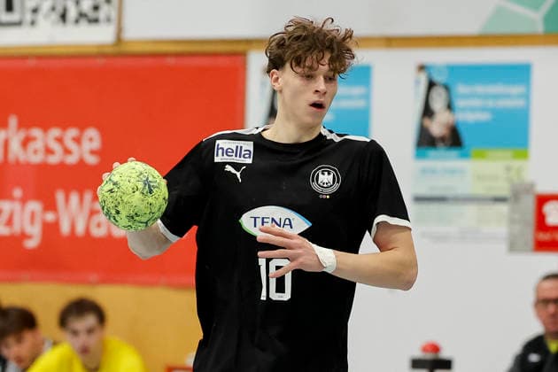 Kalle Gaugisch (Germany) kontrolliert den Ball, Merzig Cup Halbfinale, Germany vs Slovenia, Thiels Park Sporthalle am 29. December 2025 in Merzig, Deutschland. (Foto von Marco Steinbrenner DeFodi Images) Kalle Gaugisch (Germany) controls the ball, Merzig Cup Halbfinale, Germany vs Slovenia, Thiels Park Sporthalle, December 29, 2025 in Merzig, Germany. (Photo by Marco Steinbrenner DeFodi Images) -