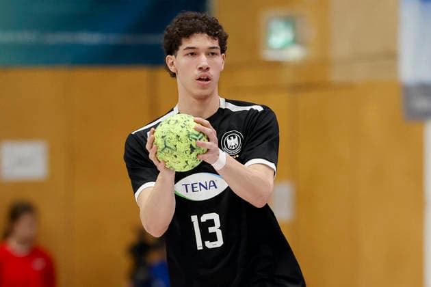 Elvis Ernesto Kretzschmar (Germany) kontrolliert den Ball, Merzig Cup Halbfinale, Germany vs Slovenia, Thiels Park Sporthalle am 29. December 2025 in Merzig, Deutschland. (Foto von Marco Steinbrenner DeFodi Images) Elvis Ernesto Kretzschmar (Germany) controls the ball, Merzig Cup Halbfinale, Germany vs Slovenia, Thiels Park Sporthalle, December 29, 2025 in Merzig, Germany. (Photo by Marco Steinbrenner DeFodi Images) -