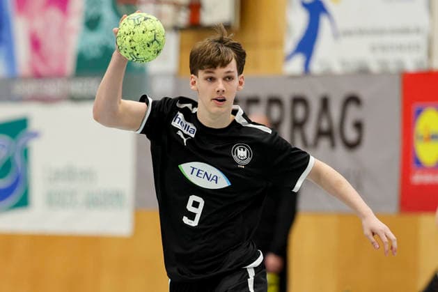 Jasper Anschuetz (Germany) kontrolliert den Ball, Merzig Cup Halbfinale, Germany vs Slovenia, Thiels Park Sporthalle am 29. December 2025 in Merzig, Deutschland. (Foto von Marco Steinbrenner DeFodi Images) Jasper Anschuetz (Germany) controls the ball, Merzig Cup Halbfinale, Germany vs Slovenia, Thiels Park Sporthalle, December 29, 2025 in Merzig, Germany. (Photo by Marco Steinbrenner DeFodi Images) -