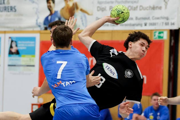 Zan Kovac (Slovenia) und Elvis Ernesto Kretzschmar (Germany) kaempfen um den Ball, Merzig Cup Halbfinale, Germany vs Slovenia, Thiels Park Sporthalle am 29. December 2025 in Merzig, Deutschland. (Foto von Marco Steinbrenner DeFodi Images) Zan Kovac (Slovenia) und Elvis Ernesto Kretzschmar (Germany) battle for the ball, Merzig Cup Halbfinale, Germany vs Slovenia, Thiels Park Sporthalle, December 29, 2025 in Merzig, Germany. (Photo by Marco Steinbrenner DeFodi Images) -