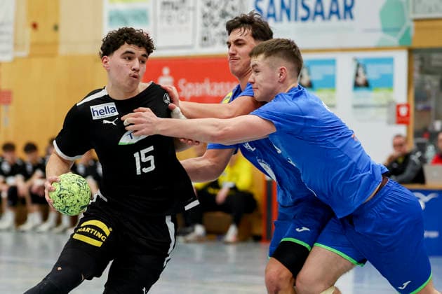 Leo Nowak (Germany), Rok Blagus (Slovenia) und Tjas Erculj (Slovenia) kaempfen um den Ball, Merzig Cup Halbfinale, Germany vs Slovenia, Thiels Park Sporthalle am 29. December 2025 in Merzig, Deutschland. (Foto von Marco Steinbrenner DeFodi Images) Leo Nowak (Germany), Rok Blagus (Slovenia) und Tjas Erculj (Slovenia) battle for the ball, Merzig Cup Halbfinale, Germany vs Slovenia, Thiels Park Sporthalle, December 29, 2025 in Merzig, Germany. (Photo by Marco Steinbrenner DeFodi Images) -