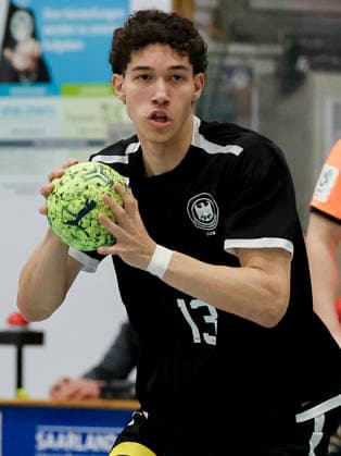 Elvis Ernesto Kretzschmar (Germany) kontrolliert den Ball, Merzig Cup Halbfinale, Germany vs Slovenia, Thiels Park Sporthalle am 29. December 2025 in Merzig, Deutschland. (Foto von Marco Steinbrenner DeFodi Images) Elvis Ernesto Kretzschmar (Germany) controls the ball, Merzig Cup Halbfinale, Germany vs Slovenia, Thiels Park Sporthalle, December 29, 2025 in Merzig, Germany. (Photo by Marco Steinbrenner DeFodi Images) -