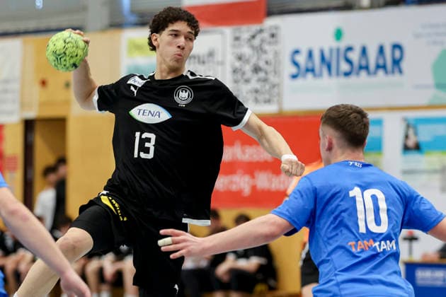 Elvis Ernesto Kretzschmar (Germany) und Luka Kresal (Slovenia) kaempfen um den Ball, Merzig Cup Halbfinale, Germany vs Slovenia, Thiels Park Sporthalle am 29. December 2025 in Merzig, Deutschland. (Foto von Marco Steinbrenner DeFodi Images) Elvis Ernesto Kretzschmar (Germany) und Luka Kresal (Slovenia) battle for the ball, Merzig Cup Halbfinale, Germany vs Slovenia, Thiels Park Sporthalle, December 29, 2025 in Merzig, Germany. (Photo by Marco Steinbrenner DeFodi Images) -