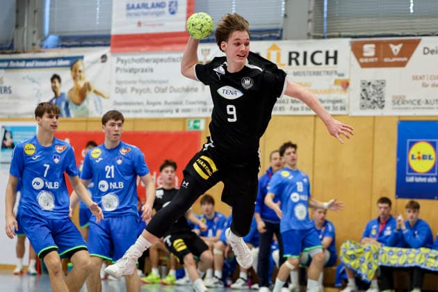 Jasper Anschuetz (Germany) kontrolliert den Ball, Merzig Cup Halbfinale, Germany vs Slovenia, Thiels Park Sporthalle am 29. December 2025 in Merzig, Deutschland. (Foto von Marco Steinbrenner DeFodi Images) Jasper Anschuetz (Germany) controls the ball, Merzig Cup Halbfinale, Germany vs Slovenia, Thiels Park Sporthalle, December 29, 2025 in Merzig, Germany. (Photo by Marco Steinbrenner DeFodi Images) -