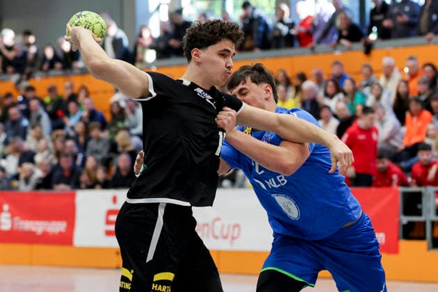 Leo Nowak (Germany) und Tjas Erculj (Slovenia) kaempfen um den Ball, Merzig Cup Halbfinale, Germany vs Slovenia, Thiels Park Sporthalle am 29. December 2025 in Merzig, Deutschland. (Foto von Marco Steinbrenner DeFodi Images) Leo Nowak (Germany) und Tjas Erculj (Slovenia) battle for the ball, Merzig Cup Halbfinale, Germany vs Slovenia, Thiels Park Sporthalle, December 29, 2025 in Merzig, Germany. (Photo by Marco Steinbrenner DeFodi Images) -