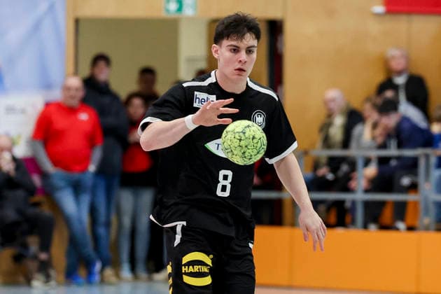 Tim Bennet Thielicke (Germany) kontrolliert den Ball, Merzig Cup Halbfinale, Germany vs Slovenia, Thiels Park Sporthalle am 29. December 2025 in Merzig, Deutschland. (Foto von Marco Steinbrenner DeFodi Images) Tim Bennet Thielicke (Germany) controls the ball, Merzig Cup Halbfinale, Germany vs Slovenia, Thiels Park Sporthalle, December 29, 2025 in Merzig, Germany. (Photo by Marco Steinbrenner DeFodi Images) -