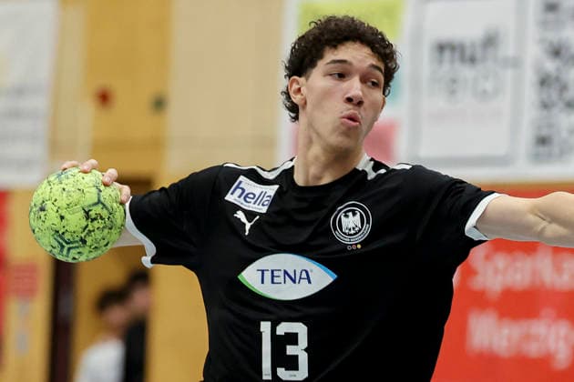 Elvis Ernesto Kretzschmar (Germany) kontrolliert den Ball, Merzig Cup Halbfinale, Germany vs Slovenia, Thiels Park Sporthalle am 29. December 2025 in Merzig, Deutschland. (Foto von Marco Steinbrenner DeFodi Images) Elvis Ernesto Kretzschmar (Germany) controls the ball, Merzig Cup Halbfinale, Germany vs Slovenia, Thiels Park Sporthalle, December 29, 2025 in Merzig, Germany. (Photo by Marco Steinbrenner DeFodi Images) -