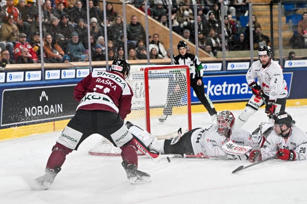 DAVOS, SWITZERLAND - DECEMBER 29: Adam Raska of Sparta Praha L) tries to score against goalkeeper Connor Hughes of Team Canada R) during the Spengler Cup Davos match between HC Sparta Praha v Team Canada at Zondacrypto-Arena on December 29, 2025 in Davos, Switzerland. Davos Graubunden Switzerland Copyright: xJustPictures.ch AndreaxBrancax jp-en-EuSpIm-AB_29122025_AAB_4137