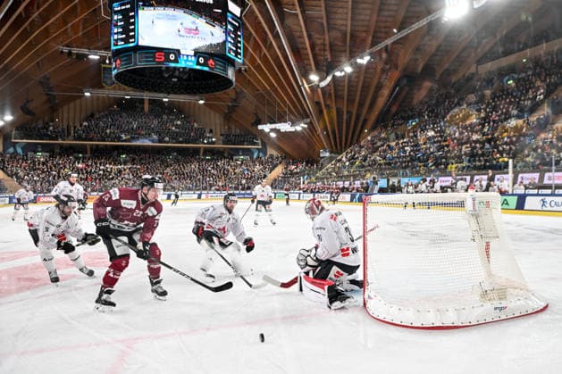DAVOS, SWITZERLAND - DECEMBER 29: Pavel Kousal of Sparta Praha L) tries to score against goalkeeper Connor Hughes of Team Canada R) during the Spengler Cup Davos match between HC Sparta Praha v Team Canada at Zondacrypto-Arena on December 29, 2025 in Davos, Switzerland. Davos Graubunden Switzerland Copyright: xJustPictures.ch AndreaxBrancax jp-en-EuSpIm-AB_29122025_DSC_0235