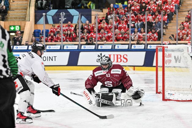 DAVOS, SWITZERLAND - DECEMBER 29: goalkeeper Jakub Kovar of Sparta Praha R) defends the net against Tanner Fritz of Team Canada L) during the Spengler Cup Davos match between HC Sparta Praha v Team Canada at Zondacrypto-Arena on December 29, 2025 in Davos, Switzerland. Davos Graubunden Switzerland Copyright: xJustPictures.ch AndreaxBrancax jp-en-EuSpIm-AB_29122025_AAB_4389