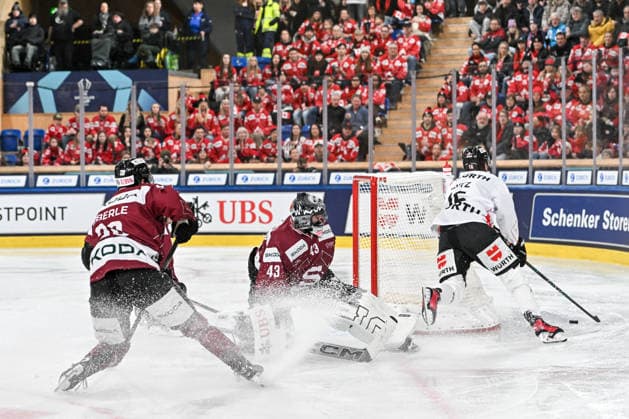 DAVOS, SWITZERLAND - DECEMBER 29: goalkeeper Jakub Kovar of Sparta Praha and Jan Eberle of Sparta Praha L) in action against Tanner Fritz of Team Canada R) during the Spengler Cup Davos match between HC Sparta Praha v Team Canada at Zondacrypto-Arena on December 29, 2025 in Davos, Switzerland. Davos Graubunden Switzerland Copyright: xJustPictures.ch AndreaxBrancax jp-en-EuSpIm-AB_29122025_AAB_4399