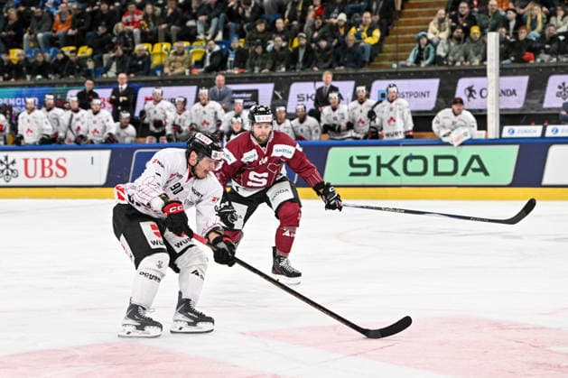 DAVOS, SWITZERLAND - DECEMBER 29: Anthony Richard of Team Canada L) in action chased by Aaron Irving of Sparta Praha R) during the Spengler Cup Davos match between HC Sparta Praha v Team Canada at Zondacrypto-Arena on December 29, 2025 in Davos, Switzerland. Davos Graubunden Switzerland Copyright: xJustPictures.ch AndreaxBrancax jp-en-EuSpIm-AB_29122025_AAB_4452