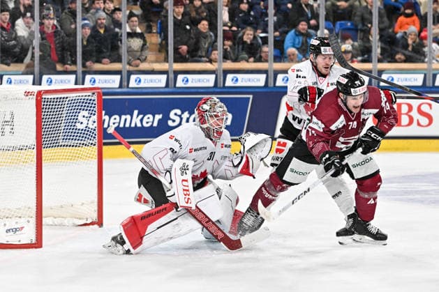 DAVOS, SWITZERLAND - DECEMBER 29: Adam Raska of Sparta Praha R) and Brett Seney of Team Canada C) in a battle in front of goalkeeper Connor Hughes of Team Canada L) during the Spengler Cup Davos match between HC Sparta Praha v Team Canada at Zondacrypto-Arena on December 29, 2025 in Davos, Switzerland. Davos Graubunden Switzerland Copyright: xJustPictures.ch AndreaxBrancax jp-en-EuSpIm-AB_29122025_AAB_4591