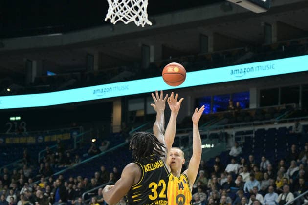 29.12.2025, xlakx, Basketball easyCredit BBL Bundesliga, Alba Berlin - MHP RIESEN Ludwigsburg v.l. Keeshawn Kellman (MHP Riesen Ludwigsburg), Martynas Echodas (Alba Berlin) Berlin