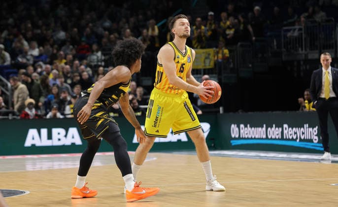 Tray Buchanan, Martin Hermannsson am Ball Zweikampf Spielszene Aktion Basketball BBL Bundesliga Herren 1. Spieltag Saison 2025 2026 29.12.2025 ALBA Berlin vs MHP Riesen Ludwigsburg