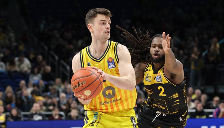 Jonas Mattisseck am Ball, Tray Buchanan Zweikampf Spielszene Aktion Basketball BBL Bundesliga Herren 1. Spieltag Saison 2025 2026 29.12.2025 ALBA Berlin vs MHP Riesen Ludwigsburg