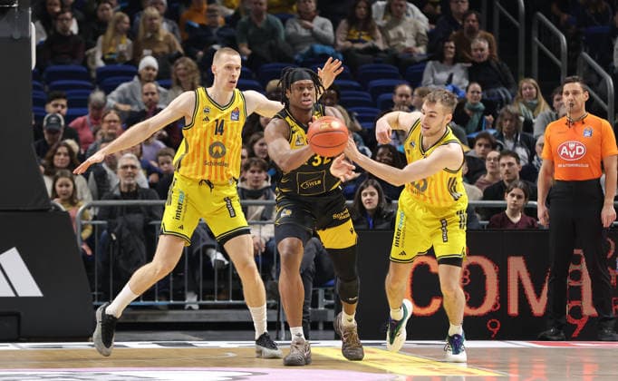 Martynas Echodas, Keeshawn Kellman am Ball, Malte Delow Zweikampf Spielszene Aktion Basketball BBL Bundesliga Herren 1. Spieltag Saison 2025 2026 29.12.2025 ALBA Berlin vs MHP Riesen Ludwigsburg